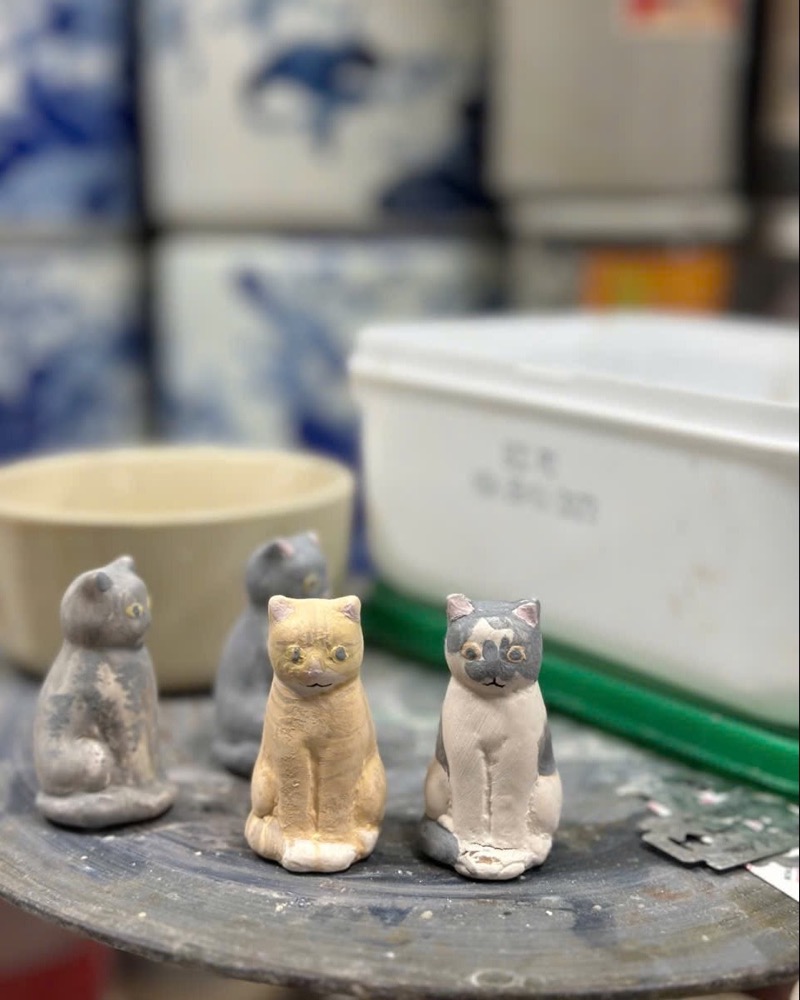 Tượng mèo gốm đang được vẽ màu