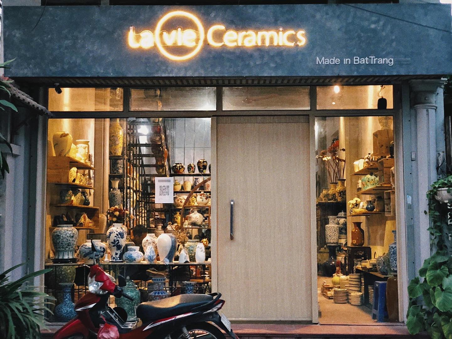 Mặt tiền cửa hàng Lavie Ceramics lên đèn