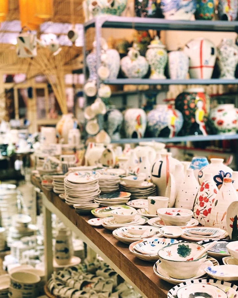Kệ gốm vẽ tay trong cửa hàng