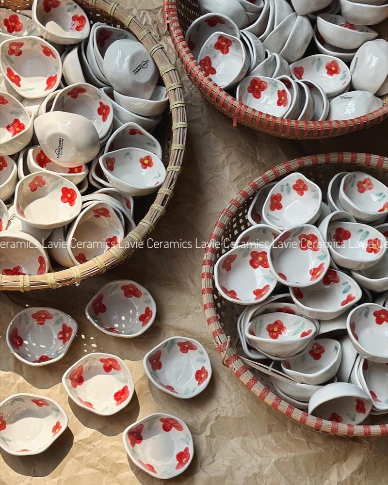 Bát gia vị hoạ tiết hoa đỏ