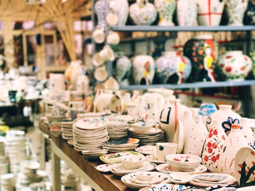 Kệ gốm vẽ tay trong cửa hàng